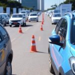 Viaturas do Detran-DF em ação educativa de trânsito em Brasília, com cones e sinalizações de segurança.