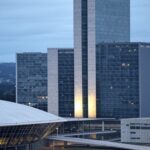 Skyline de Brasília com edifícios e símbolos de burocracia imobiliária, representando aumento no ITBI e complicações em transações no DF.