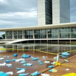 Prédios governamentais em Brasília com documentos e máscaras simbolizando corrupção e falhas na gestão de saúde no DF.