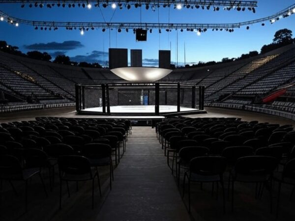 Arena em Brasília preparada para evento de MMA, com octógono e vista do Congresso Nacional ao fundo.