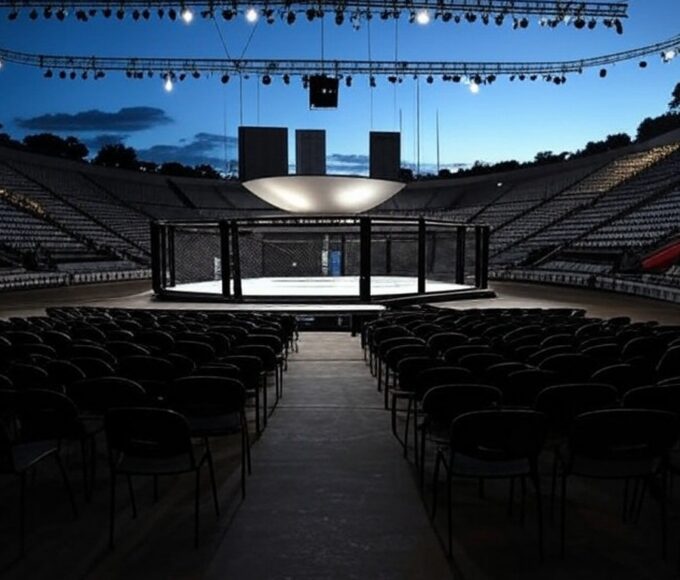 Arena em Brasília preparada para evento de MMA, com octógono e vista do Congresso Nacional ao fundo.