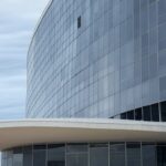 Edifício da Câmara Legislativa do DF em Brasília sob céu nublado, representando crise política e pedidos de impeachment contra governador.