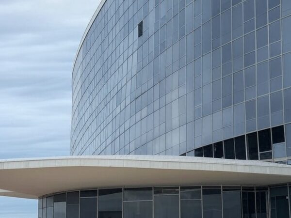 Edifício da Câmara Legislativa do DF em Brasília sob céu nublado, representando crise política e pedidos de impeachment contra governador.