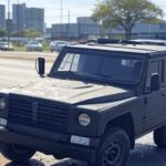 Viatura da PM colidida na Estrutural após detenção de suspeito de violência doméstica em Vicente Pires, Brasília.