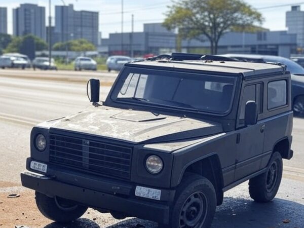 Viatura da PM colidida na Estrutural após detenção de suspeito de violência doméstica em Vicente Pires, Brasília.