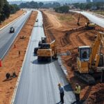Obras de drenagem e recapeamento na DF-290 em Santa Maria, com máquinas e asfalto novo no Distrito Federal.