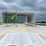 Bíblia aberta em pedestal diante do Congresso Nacional em Brasília, representando elevação a patrimônio cultural e debate sobre laicidade.