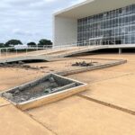 Rampa de acessibilidade quebrada em calçada de Brasília, representando falhas na inclusão para deficientes e TEA no DF.