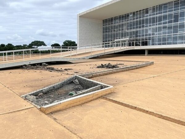 Rampa de acessibilidade quebrada em calçada de Brasília, representando falhas na inclusão para deficientes e TEA no DF.