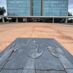 Edifício da CLDF em Brasília com símbolo de Libras abandonado, representando negligência no DF.