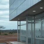 Clínica de estética em Brasília com equipamentos médicos desorganizados, representando riscos à saúde na regulamentação da enfermagem estética no DF.