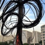 Fios elétricos danificados em poste de rua em Brasília, alertando para riscos de incêndios no verão de 2026 no DF.