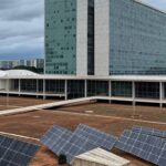 Edifício da CLDF em Brasília com elementos de energia de hidrogênio sob céu nublado, representando lei aprovada mas criticada como tardia.