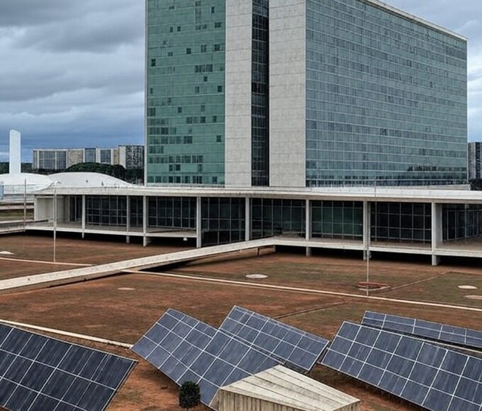 Edifício da CLDF em Brasília com elementos de energia de hidrogênio sob céu nublado, representando lei aprovada mas criticada como tardia.