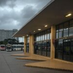 Estação de metrô deteriorada em Brasília, representando negligência no transporte público do DF.