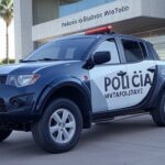 Viatura da polícia estacionada em estação de metrô de Brasília, representando prisão por lesão corporal.