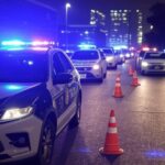 Blitz surpresa do Detran-DF em avenida de Brasília com viaturas e cones de trânsito.