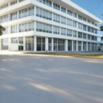 Edifício da Caesb em Brasília com documentos espalhados, representando falhas em resultados de concurso público.