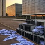 Escritório governamental vazio em Brasília, representando folga de servidores e desafios de produtividade.