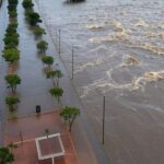 Transbordamento do Reservatório do Descoberto no DF, expondo falhas hídricas e riscos de inundações.