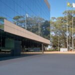 Edifício da Caesb em Brasília, simbolizando divulgação de resultados provisórios de avaliação biopsicossocial em concurso público.