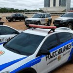 Viaturas da polícia em esquema de segurança na Esplanada dos Ministérios, Brasília, para atos do 8 de janeiro.