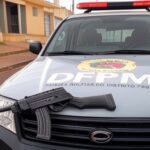 Viatura da Polícia Militar em rua de Ceilândia com carabina apreendida, cena de apreensão após denúncia de ameaças.