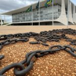Edifício da CLDF em Brasília com correntes quebradas, representando lei contra trabalho escravo e cassação de ICMS.