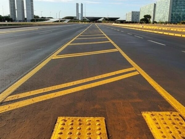 Avenida em Brasília preparada para a 53ª Corrida de Reis, com foco em inclusão e arquitetura icônica ao fundo.