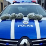 Viatura da Rotam com maconha apreendida em rua de Santa Maria, DF, representando operação contra tráfico de drogas.