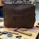 Oficina no Distrito Federal com mobiliário escolar sendo reformado por reeducandos, em parceria entre Seape-DF e SEEDF.