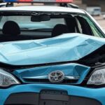 Viatura da PMDF danificada em acidente em Brasília, simbolizando ônus financeiro para cofres públicos.