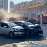 Estação de GNV na Asa Norte de Brasília com colisão e vazamento de gás, viaturas de bombeiros no local.