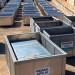 Instalação de papa-entulho inaugurada pelo GDF em Riacho Fundo II, com contêineres para entulhos em ambiente urbano do Distrito Federal.