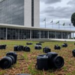Fachada da CLDF em Brasília com câmeras fotográficas e elementos de opacidade, representando concurso de fotografia com críticas por falta de transparência.