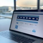 Alerta para golpes online roubando pagamentos de clientes da Caesb no Distrito Federal, com smartphone mostrando ícone de segurança quebrada em cenário de Brasília.