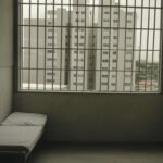 Cela de prisão espaçosa na Papuda comparada a apartamentos pequenos em São Paulo, em estilo fotojornalístico.