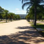 Rua em Brasília com edifícios governamentais, representando criação de cargos para pessoas em situação de rua no GDF.