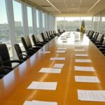 Edifício governamental em Brasília com bandeira do Brasil, representando aprovação de vetos à Reforma Tributária.