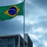 Bandeira brasileira a meio mastro em edifício em Brasília, representando luto por presidente do IBRAM.