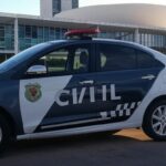 Viatura da Polícia Civil do DF em frente a hospital em Brasília, representando investigação de fraude em atestados médicos.