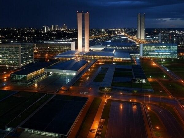 Brasília em alerta laranja com chuvas intensas, riscos de alagamentos e raios, vista da cidade sob temporal.