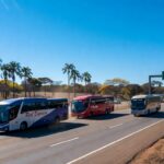Ônibus na rodovia entre DF e Entorno de Goiás, ilustrando reajuste de 2,55% nas passagens.