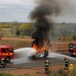 Incêndio em Ford Fiesta na DF-001 controlado por bombeiros no DF, sem feridos.