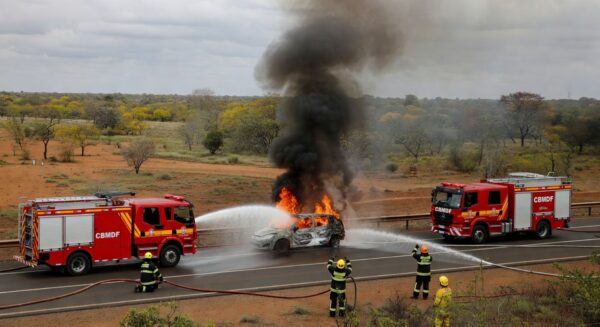 Incêndio em Ford Fiesta na DF-001 controlado por bombeiros no DF, sem feridos.