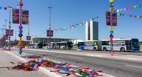 Rua decorada para o Carnaval no Rio de Janeiro com confetes e ônibus simbolizando o Programa Vai de Graça e 2,4 milhões de acessos gratuitos em 2026.