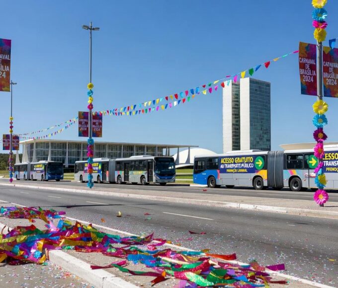 Rua decorada para o Carnaval no Rio de Janeiro com confetes e ônibus simbolizando o Programa Vai de Graça e 2,4 milhões de acessos gratuitos em 2026.