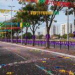 Rua vazia de carnaval em Brasília com confetes no chão, simbolizando campanha contra assédio em blocos.
