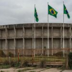 Edifício da CLDF em Brasília com elementos simbólicos de falhas na proteção a mulheres e idosos.