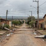 Rua com casas deterioradas no Recanto das Emas, Brasília, expondo falhas crônicas em moradia e infraestrutura.